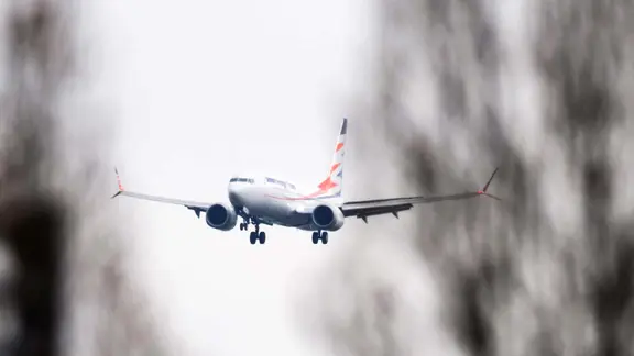 Ein Flugzeug landet am Flughafen Hannover