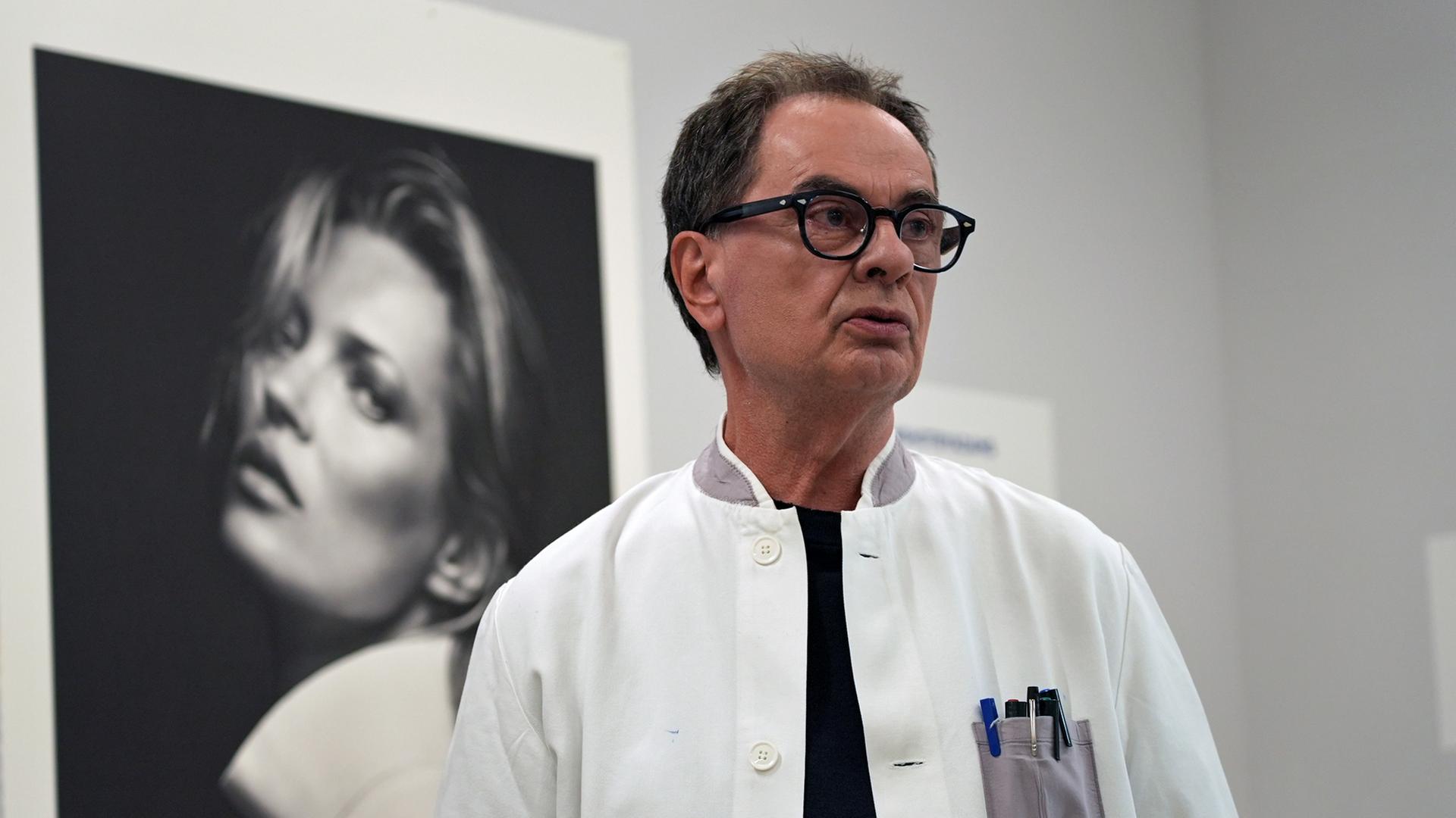 Der Verleger Gerhard Steidl steht in einer Ausstellung mit Bildern des Fotografen Bryan Adams. | NDR, Foto: Marco Schulze 