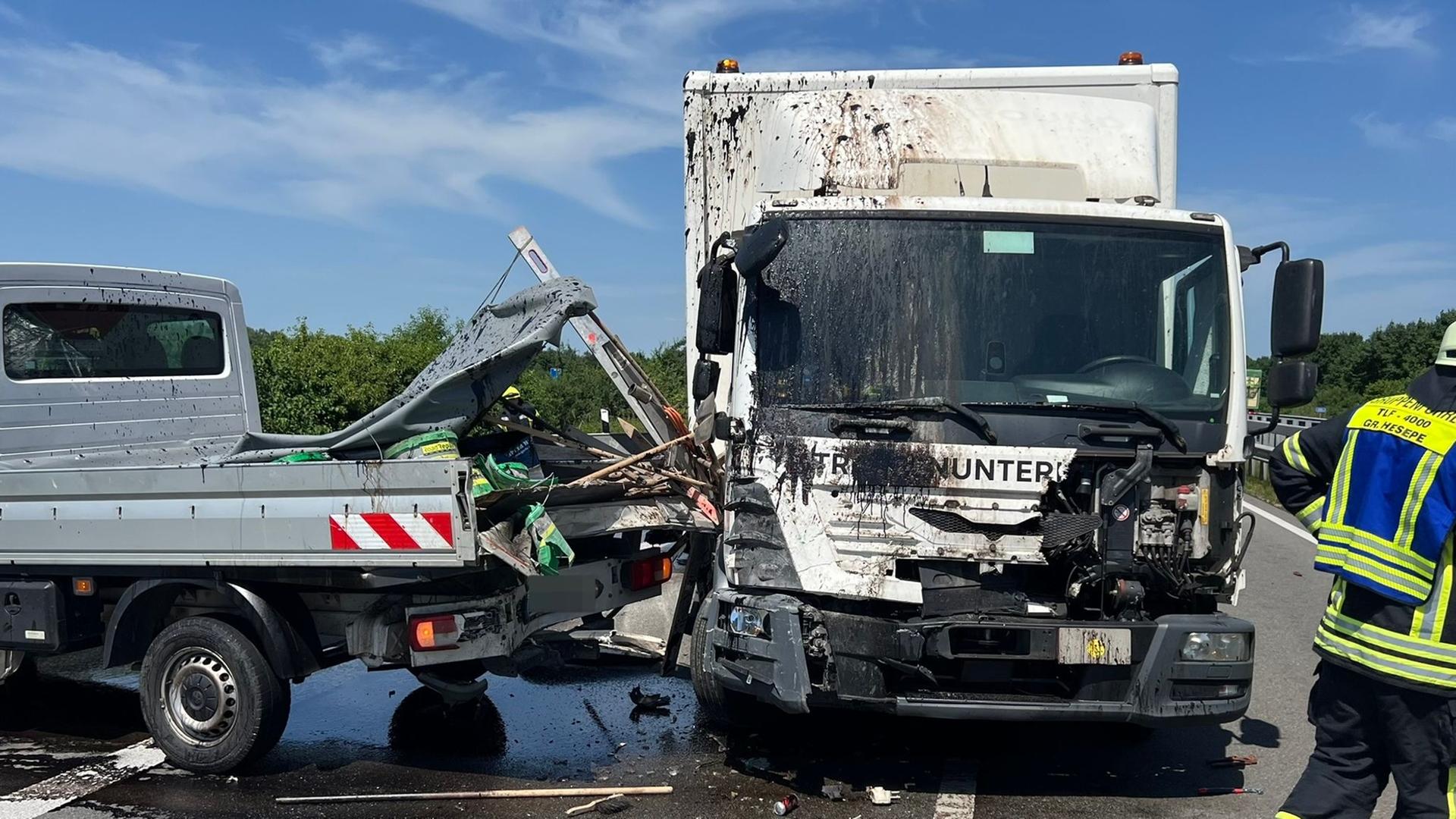 Ein stark beschädigter Transporter und Lkw nach einem Zusammenstoß | NWM-TV/dpa