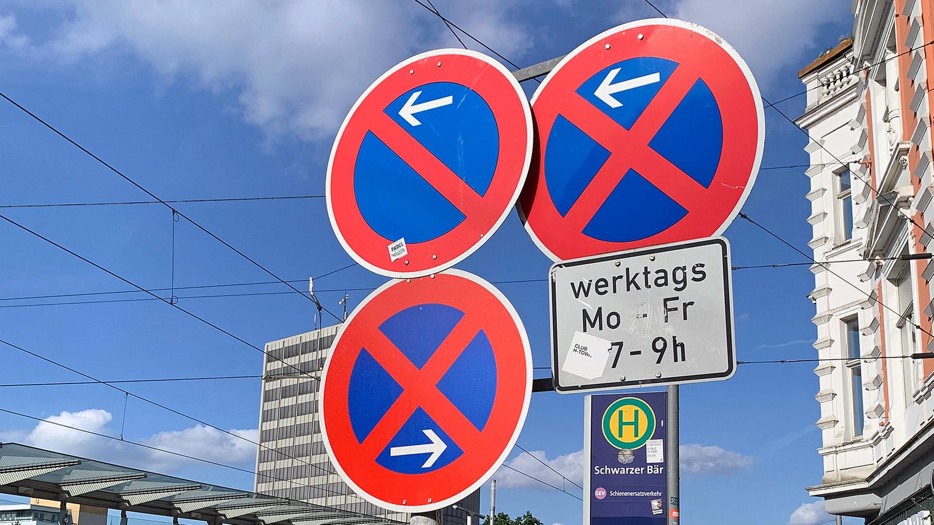 Mehrere Verkehrsschilder zeigen absolutes Parkverbot und Halteverbot an.  | NDR, Julia Henke