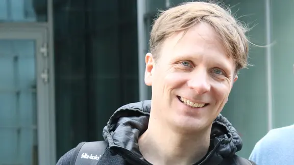Mirco Wiegert trägt einen Rucksack mit fritz-kola Emblem.