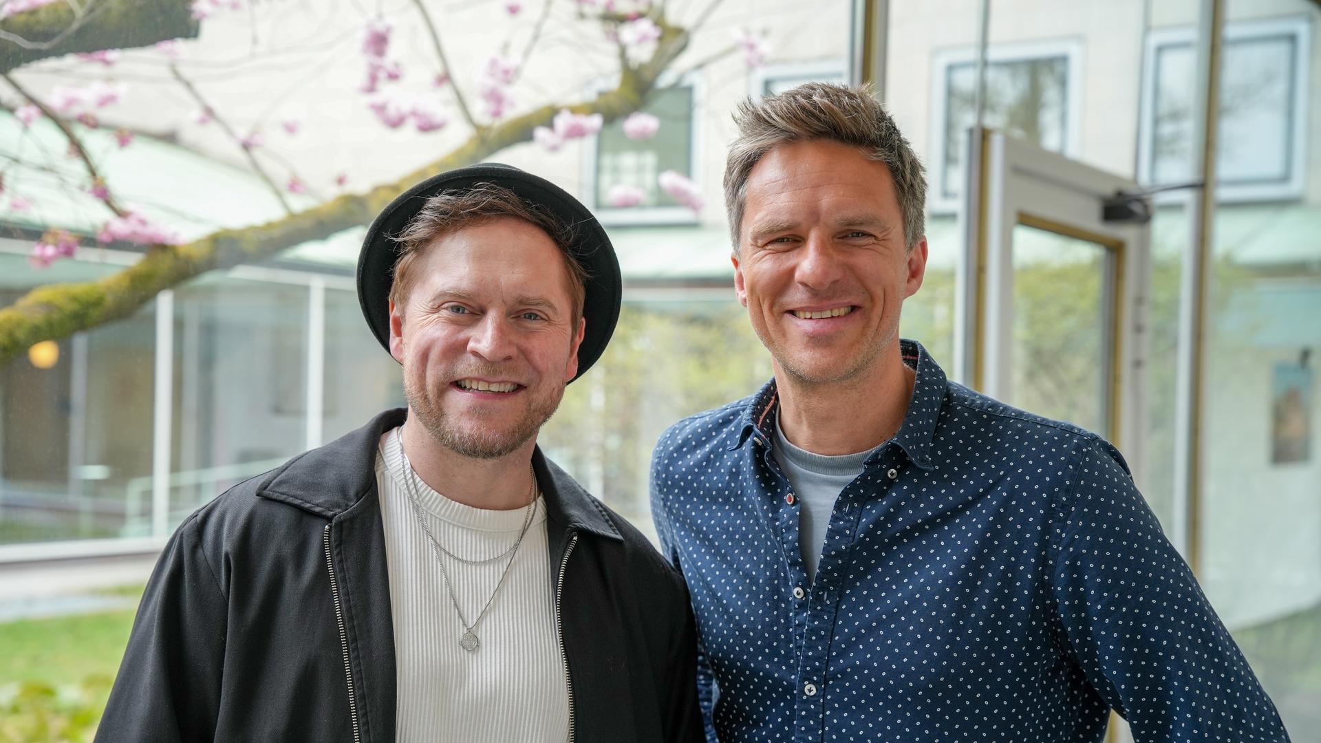 Johannes Oerding und Arne-Torben Voigts schauen in die Kamera. | NDR / Luisa Müller