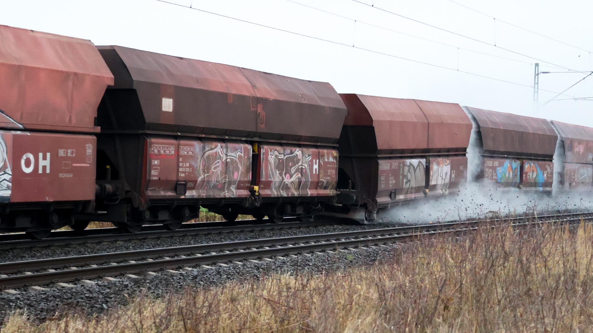 Ein Waggon ist in Nordstemmen-Burgstemmen entgleist. Rauch steigt auf. In Elze kippten spätere mehrere Waggons um. | Werner Rudolph
