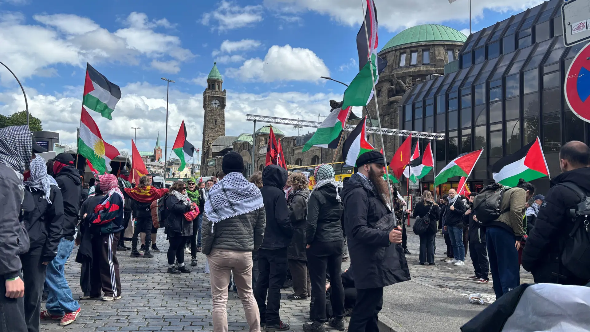 HH: Pro-Palästina-Demo an den Landungsbrücken gestartet