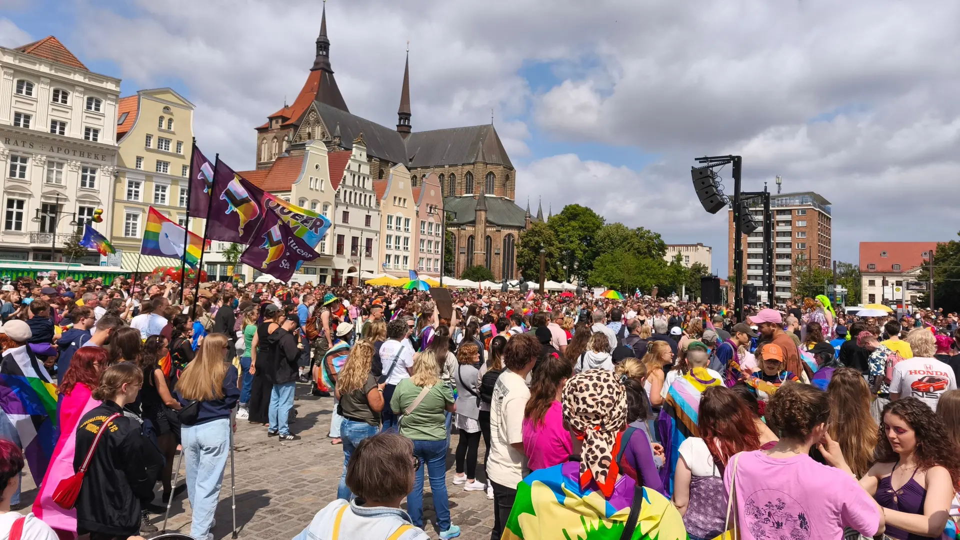 Tausende feiern friedlichen Christopher Street Day in Rostock