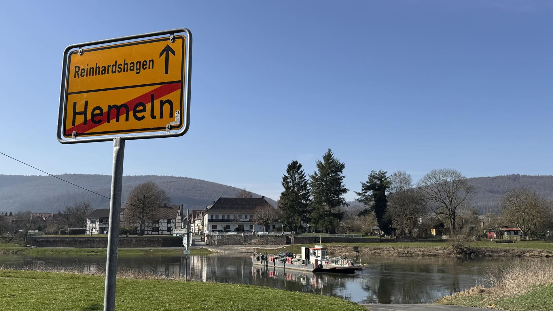 Die Fähre bei Hemeln fährt über die Weser. | NDR, Emil Stock