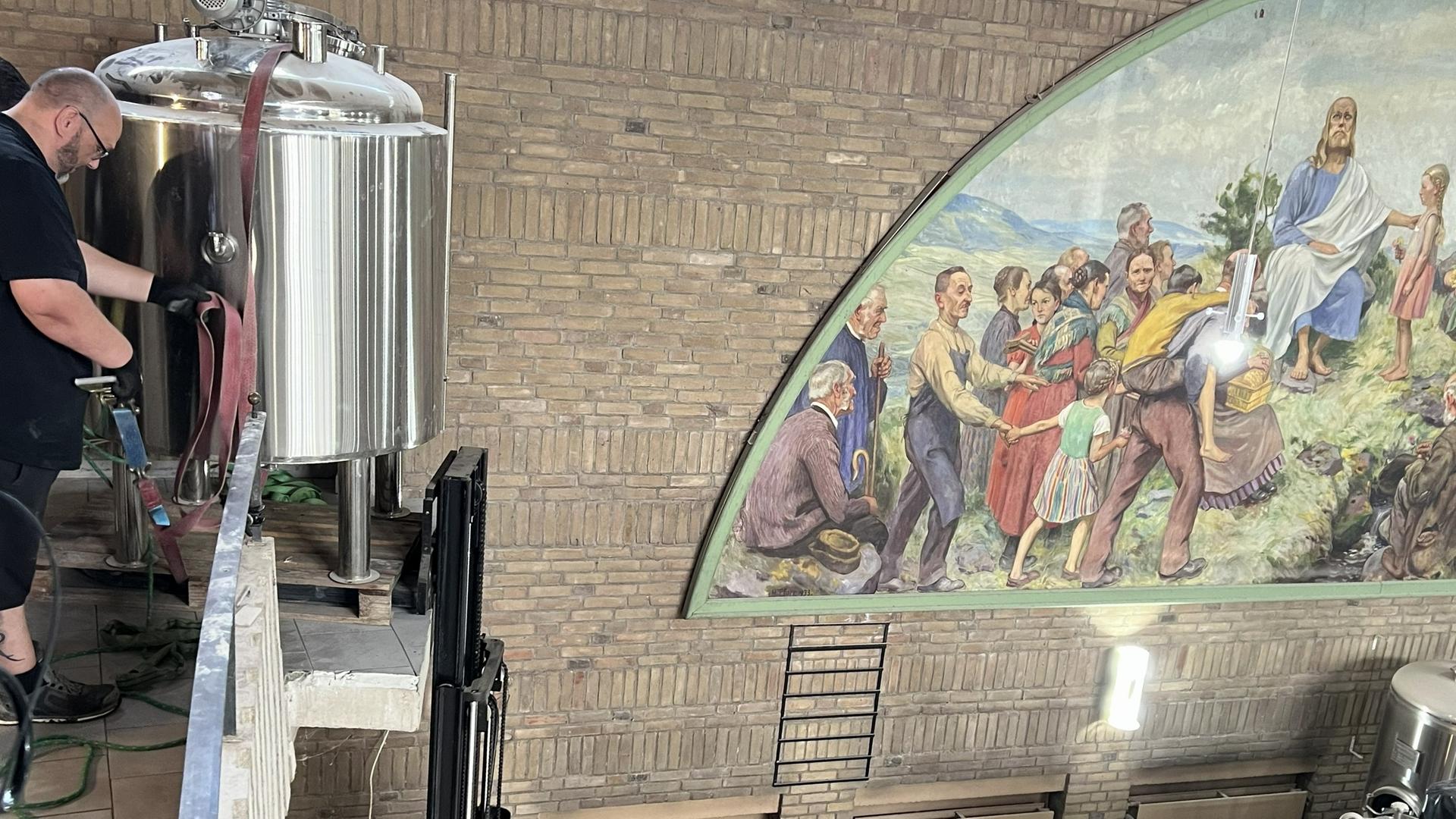 Ein Hubwagen hat einen Edelstahlkessel auf eine Kirchenempore gehoben. | NDR, Jan Fragel