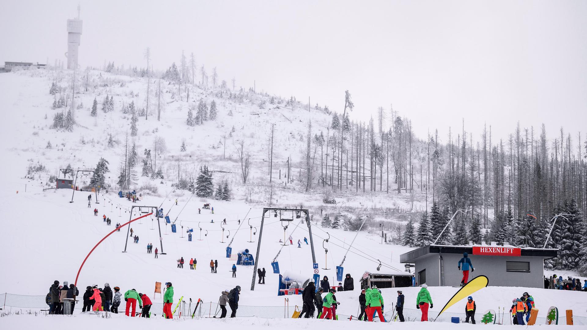 Blick von unten auf das Skigebiet am Wurmberg im Harz mit zahlreichen Wintersportlern.  | picture alliance / dpa | Swen Pförtner