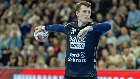 Emil Jakobsen wirft aufs Tor. | IMAGO / Schöner Sport Emil Jakobsen wirft aufs Tor.
