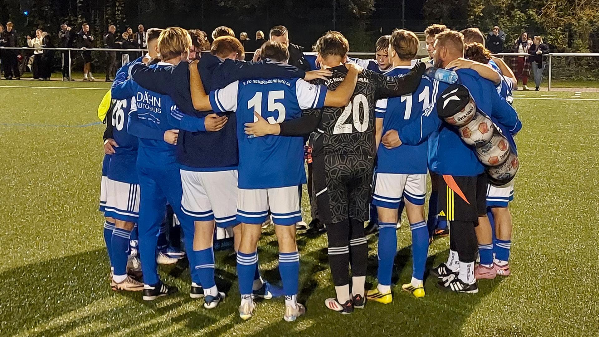 Die Verbandsliga-Fußballer des 1. FC Neubrandenburg nach einem Spiel. | NDR MV