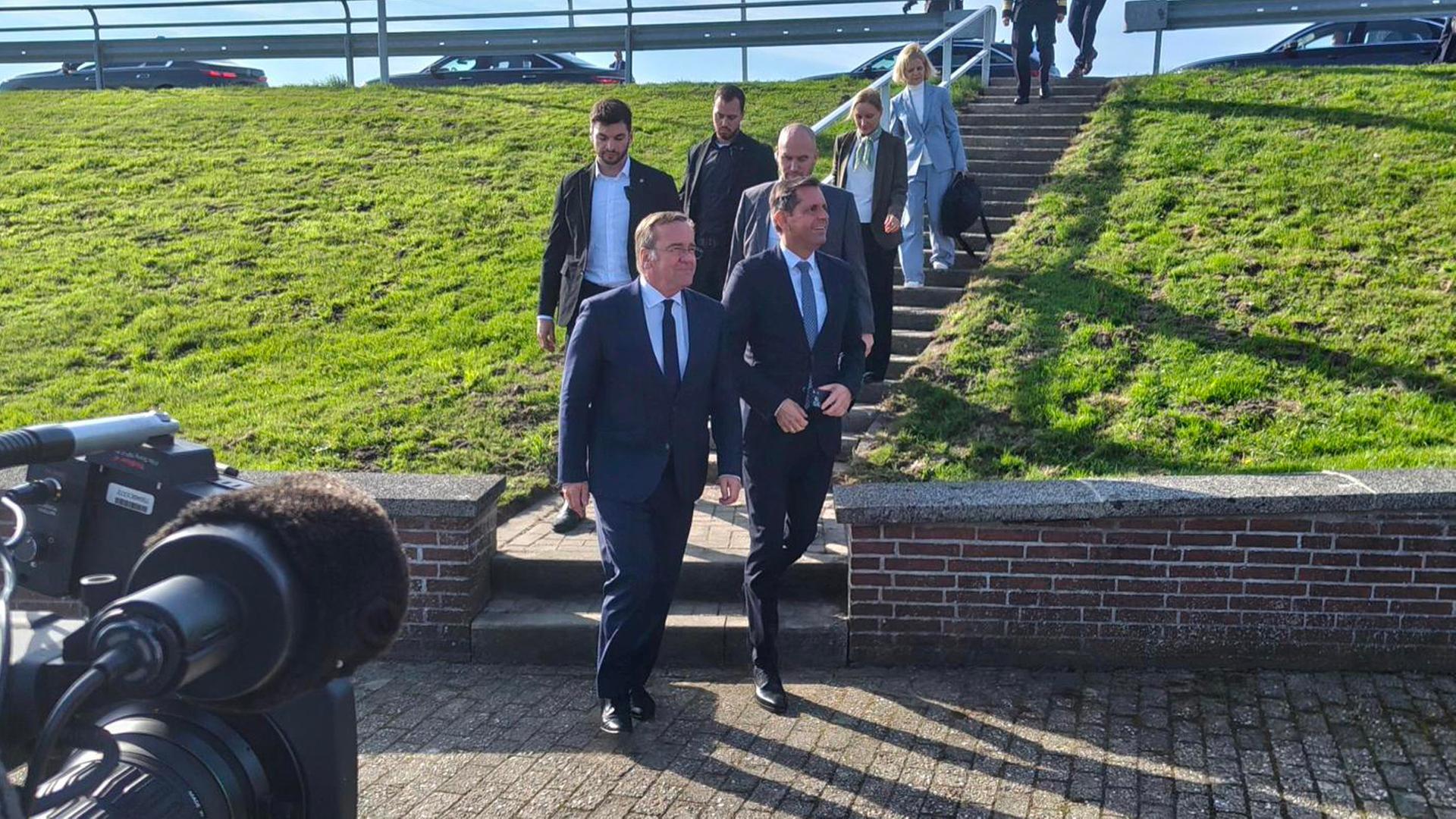 Boris Pistorius (1.v.l.) und Olaf Lies (r.) bei einem Pressetermin in Emden. | NDR, Sebastian Duden