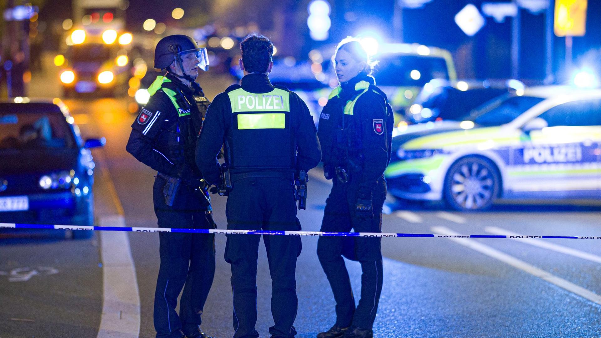 Polizisten an einer Einsatzstelle in Neustadt am Rübenberge. | dpa-Bildfunk, Moritz Frankenberg