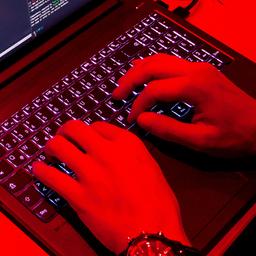 Ein Teilnehmer des Kongresses des CCC tippt auf seinem Computer.