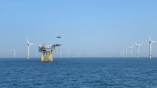 EIn Hubschrauber fliegt bei einer Katastrophen-Übung über eine Plattform in der Nordsee.