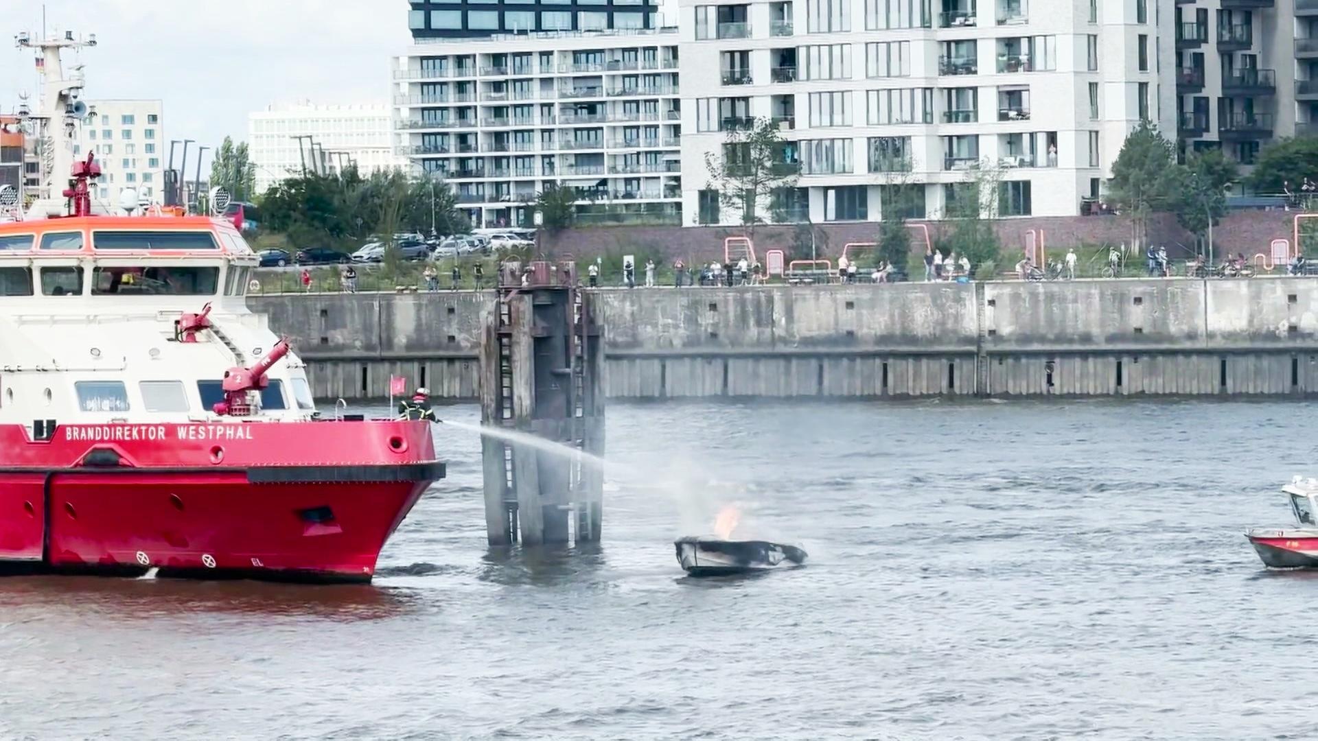 Hafencity: Sportboot brennt – Familie rettet sich durch Sprung in die Elbe