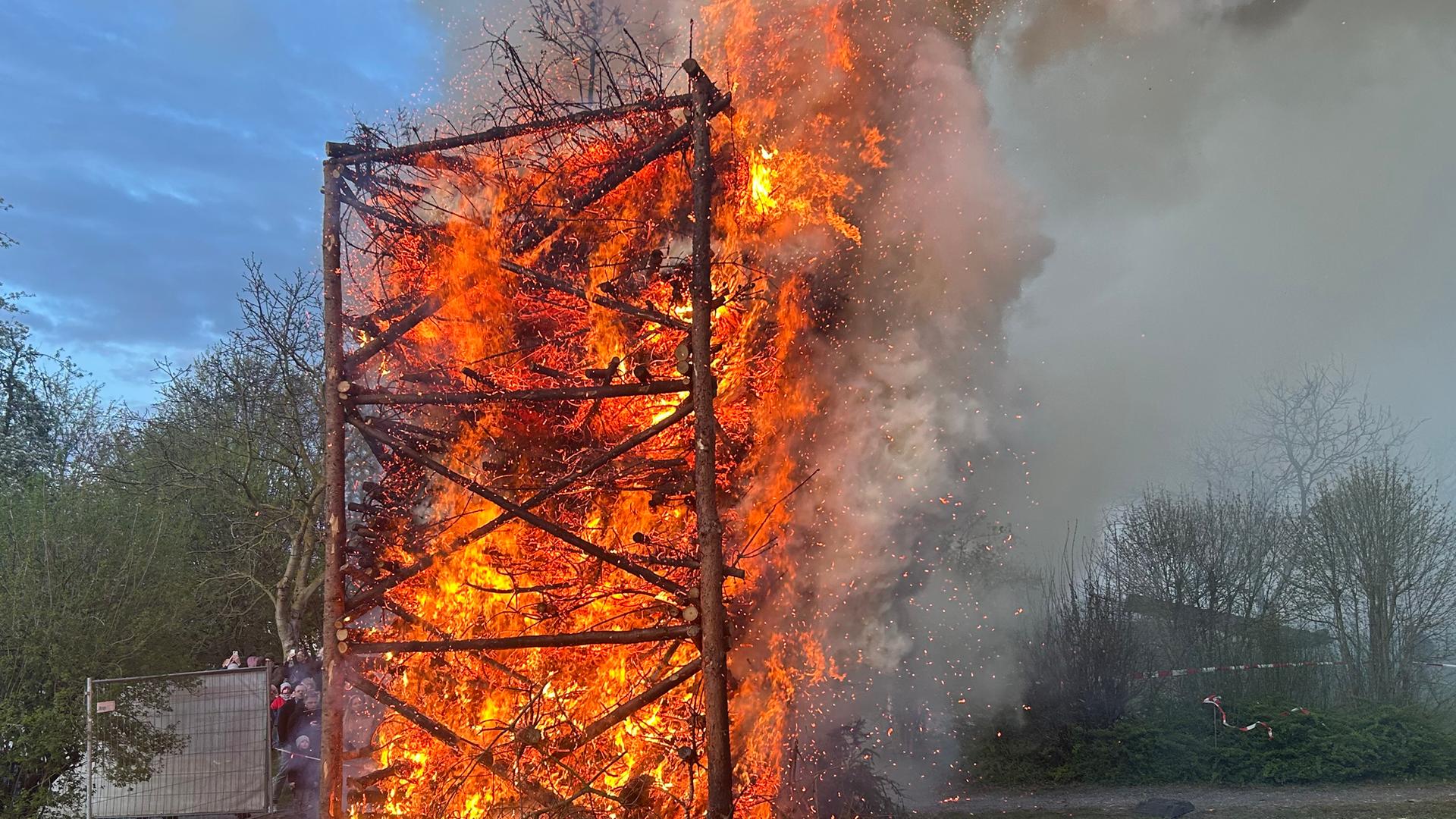 Ein Turm aus mehreren Holzstreben brennt lichterloh. | NDR, Paul Hintzke