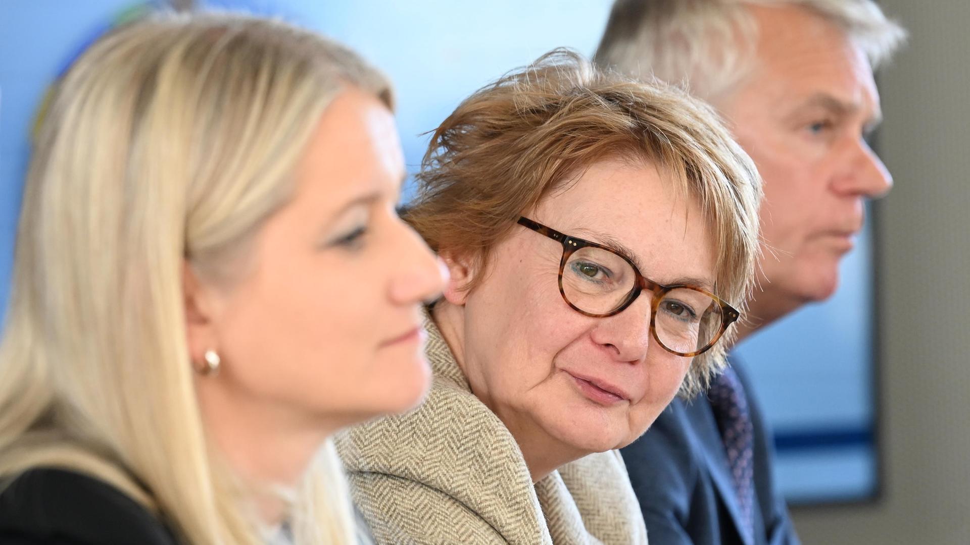 Die niedersächsische Justizministerin Kathrin Wahlmann (SPD, l-r) sitzt neben Daniela Behrens (SPD), Innenministerin von Niedersachen, und Axel Brockmann, Polizeipräsident von Niedersachsen, aufgenommen während der Pressekonferenz des niedersächsischen Justiz- und Innenministeriums, um das Lagebild 