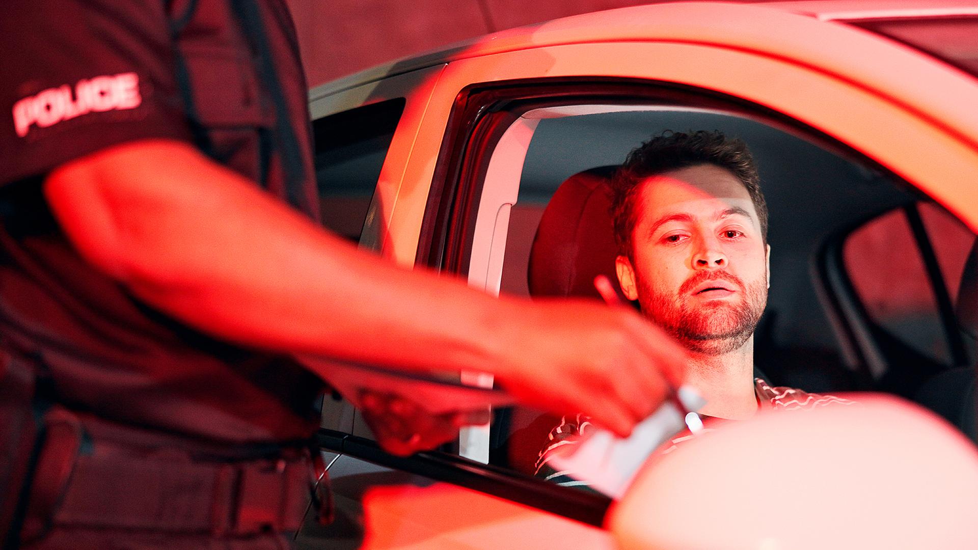Ein Mann im Auto bekommt ein Bußgeld verhängt. | Colourbox, Peopleimages.com