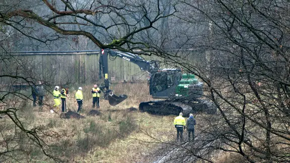 Mit einem Bagger wurden auf dem ehemaligen Fliegerhorst Gelände in Oldenburg Bodenproben entnommen.
