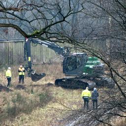 Mit einem Bagger wurden auf dem ehemaligen Fliegerhorst Gelände in Oldenburg Bodenproben entnommen.