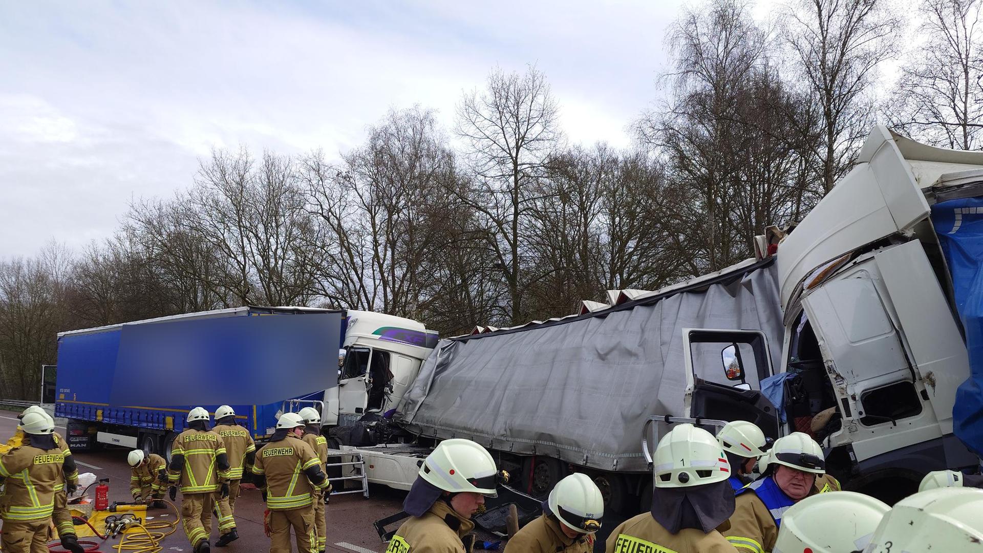 Lastwagen stehen nach einem Unfall auf der A1.  | Nord-West-Media TV