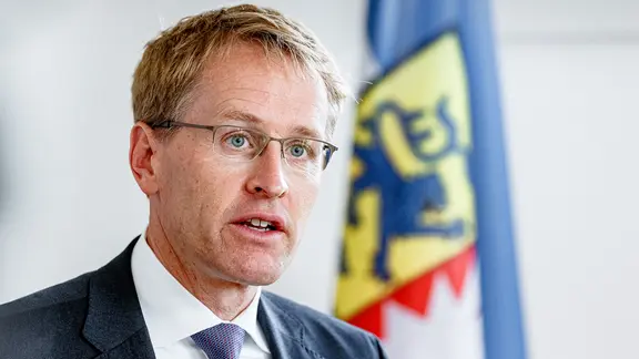 Daniel Günther (CDU), Ministerpräsident von Schleswig-Holstein, spricht während einer Presseveranstaltung.