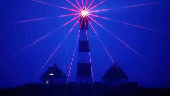 Der leuchtende Leuchtturm Westerhever auf Eiderstedt.