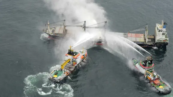 Der Notfall-Hochseeschlepper "Nordic" und das Mehrzweckschiff «Neuwerk» löschen am 27.05.2015 den Brand auf dem brennenden Frachter "Purple Beach" in der deutschen Bucht in der Nordsee bei Helgoland.