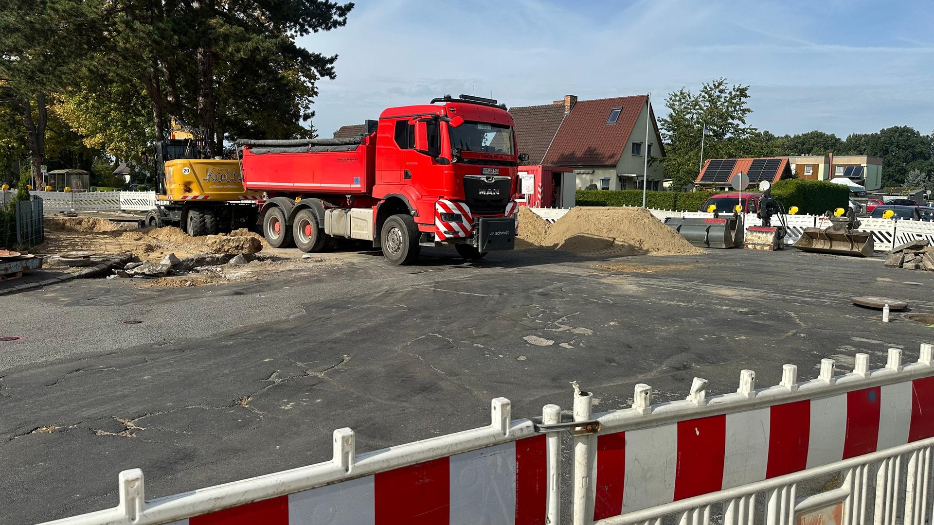 Ein Lkw und ein Bagger stehen in einer Straßenbaustelle. | NDR, Susann Moll