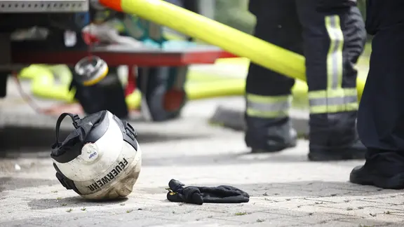 Ein Feuerwehrhelm liegt auf dem Boden
