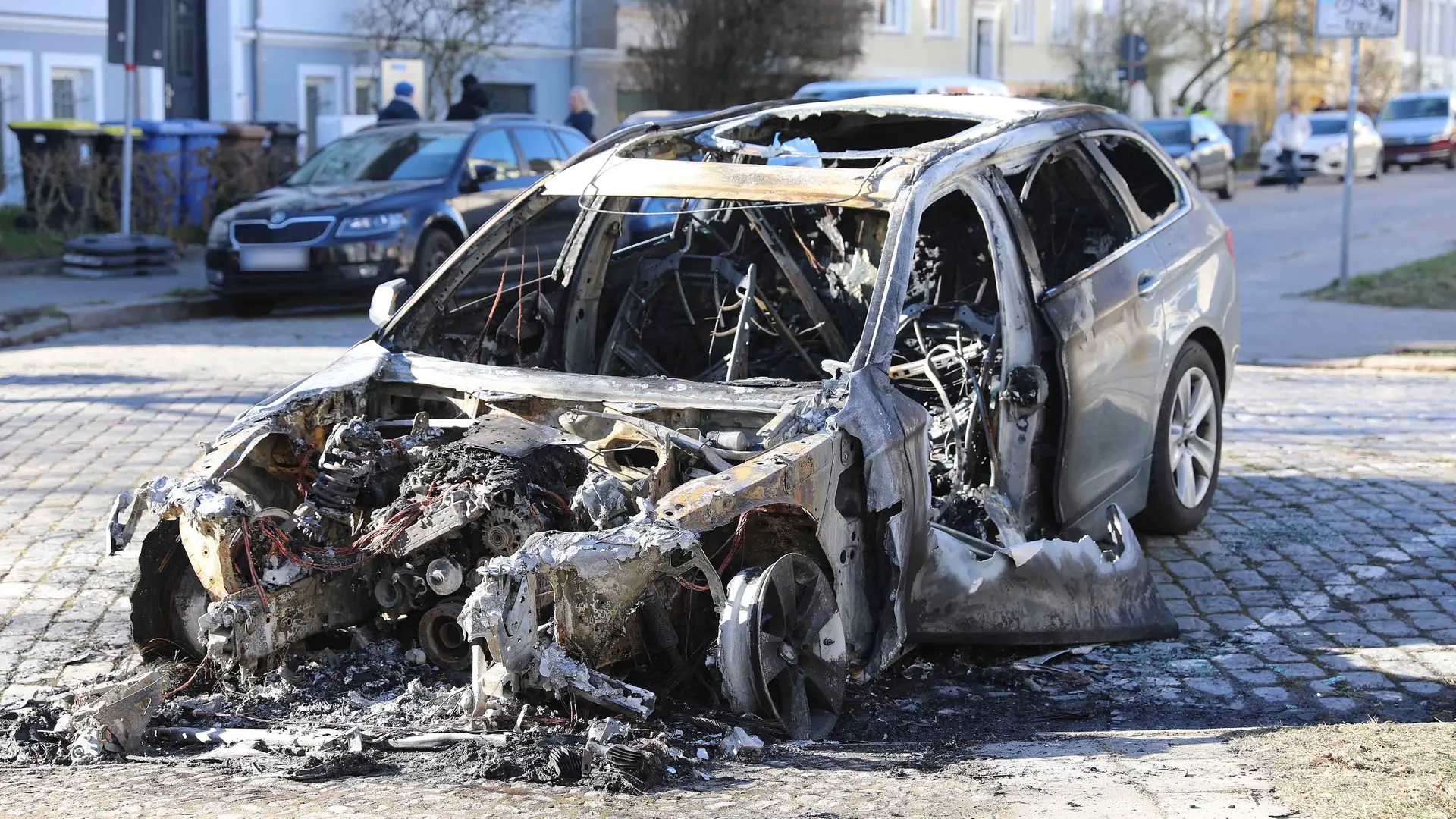 Unbekannte zünden Auto in Rostocker Innenstadt an | ndr.de