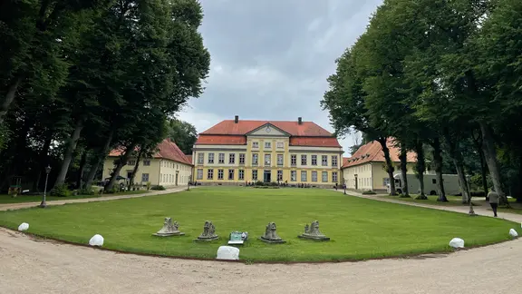 Bereits drei Wochen vor dem 1. Advent verwandelt sich das Gut in einen Weihnachtsmarkt. | NDR / Anina Pommerenke Gut Emkendorf in der Nähe von Rendsburg