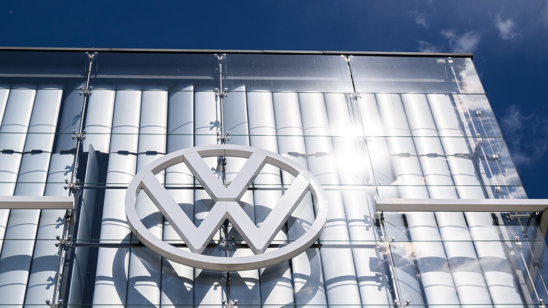 Ein Volkswagen Logo glänzt in der Sonne in der Autostadt am Volkswagen Stammwerk. | picture alliance/dpa/Julian Stratenschulte, Julian Stratenschulte