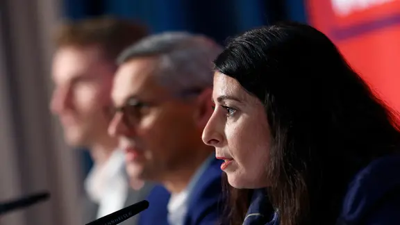 Thorsten Gröger, Bezirksleiter der IG Metall, und VW-Konzernbetriebsratsvorsitzende Daniela Cavallo (r geben nach den Tarifverhandlungen ein Pressestatement ab.