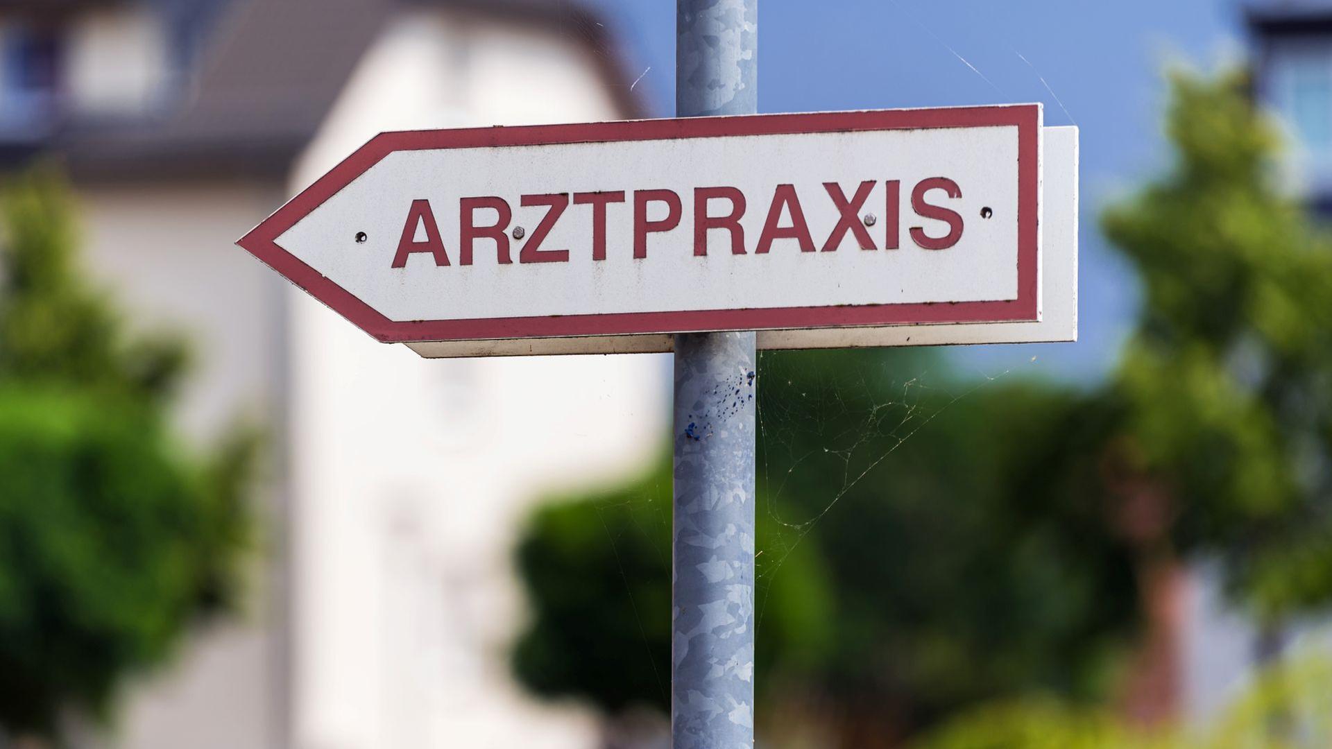 Schild auf dem Arztpraxis steht | picture alliance/dpa/dpa-Zentralbild | Soeren Stache