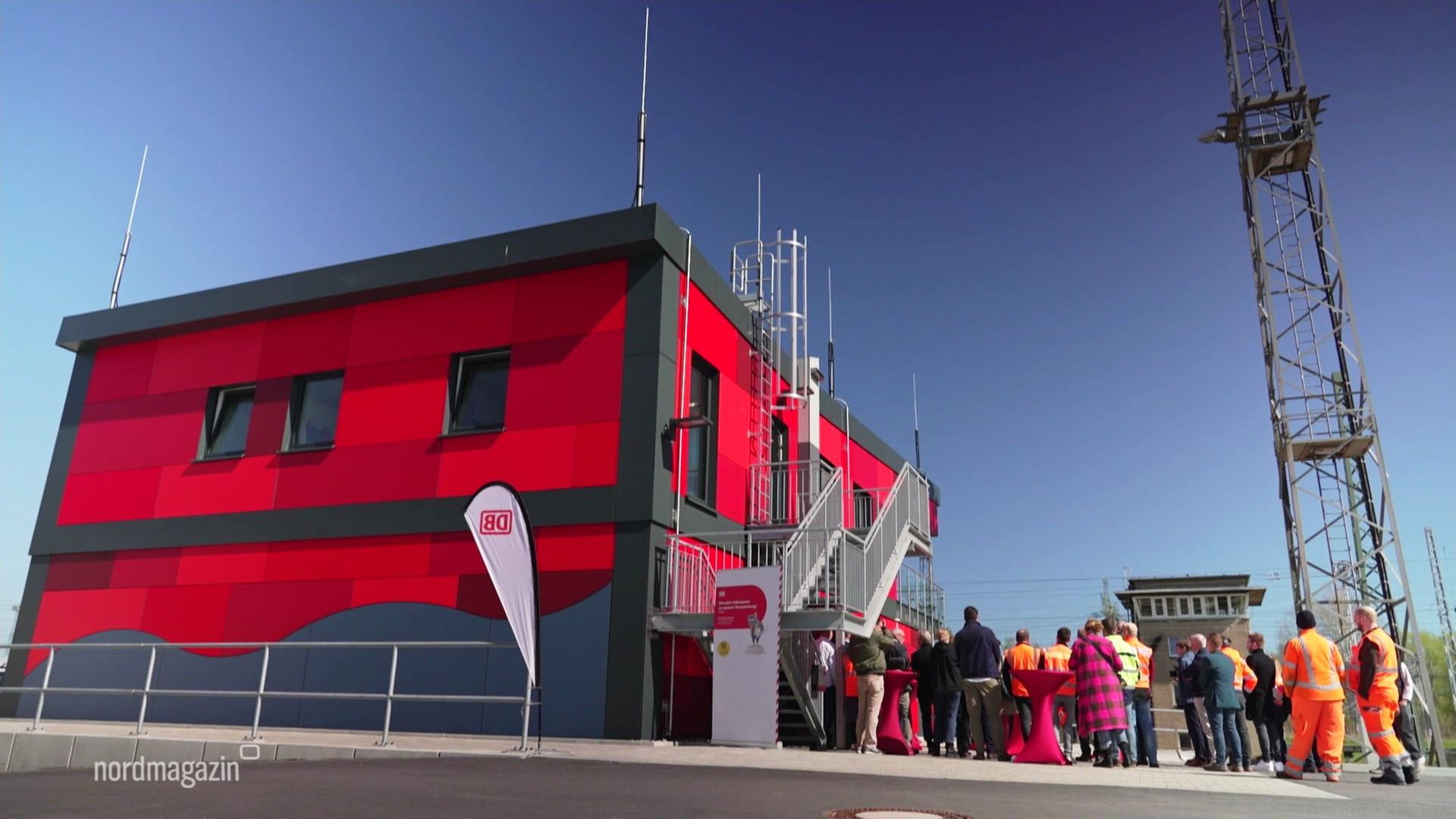 "Roter Riese" der Deutschen Bahn im Seehafen Rostock