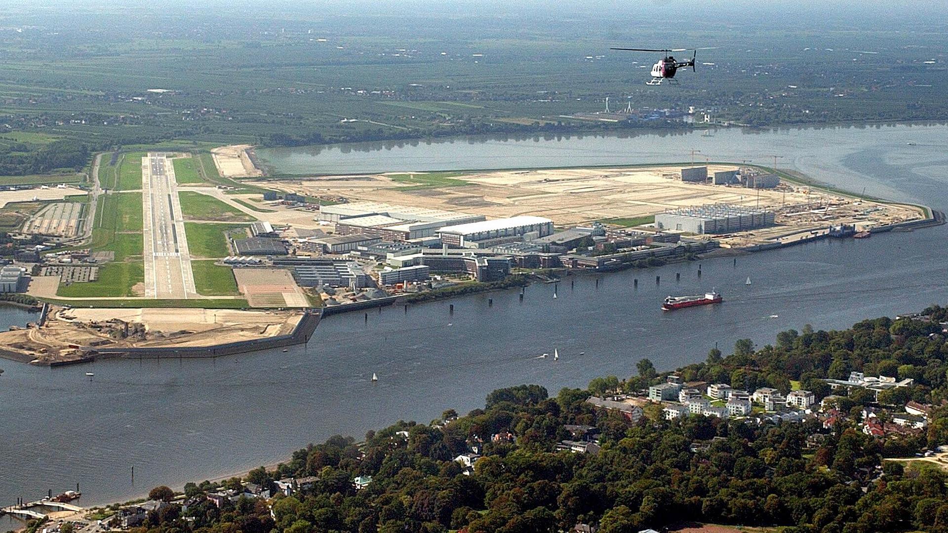 Das Airbus- Erweiterungsgelände Mühlenberger Loch mit neuer Produktionshalle des A380 (r.) und der Start- und Landebahn (l-) am Airbus-Werk, aufgenommen am 14.9.2003 in Hamburg-Finkenwerder. | picture-alliance / dpa | Ulrich Perrey