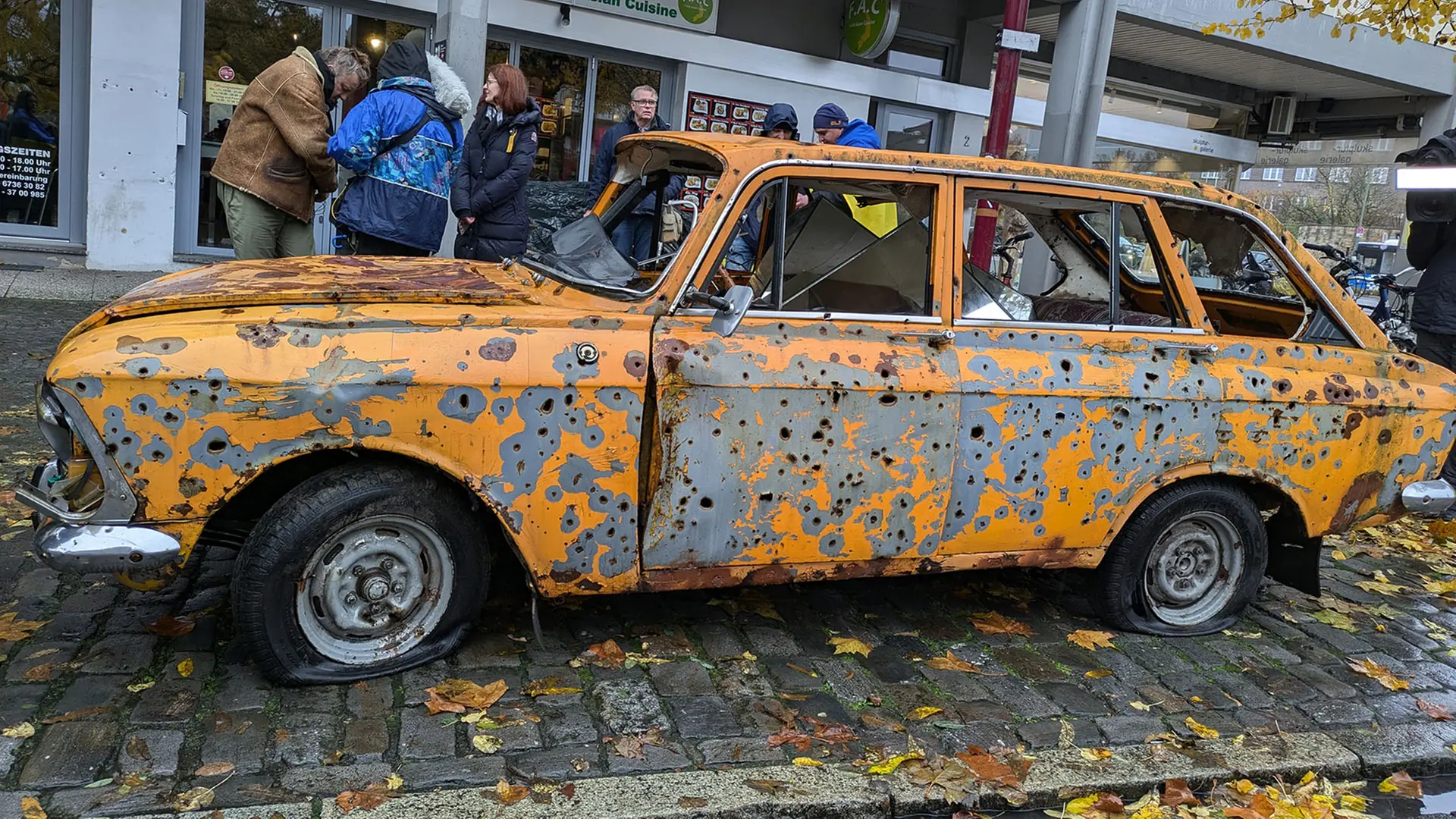 Mahnmal in Osnabrück: Zerschossenes Auto erinnert an Ukraine-Krieg | ndr.de