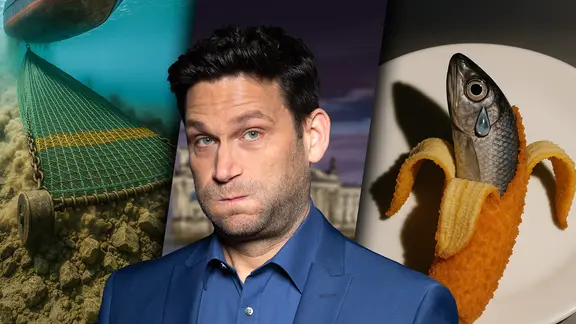Ein Fischkutter mit Schleppnetz und ein Fisch in einer Panadenschale. Dazwischen Christian Ehring. (extra 3 vom 26.06.2025 im Ersten) (Bild hat KI-generierte Elemente)