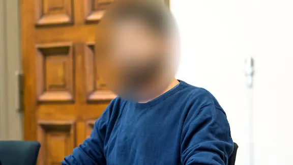 Im Prozess gegen den Hamburger Flughafen-Geiselnehmer sitzt der Angeklagte im Landgericht im Sitzungssaal. (Archivfoto)