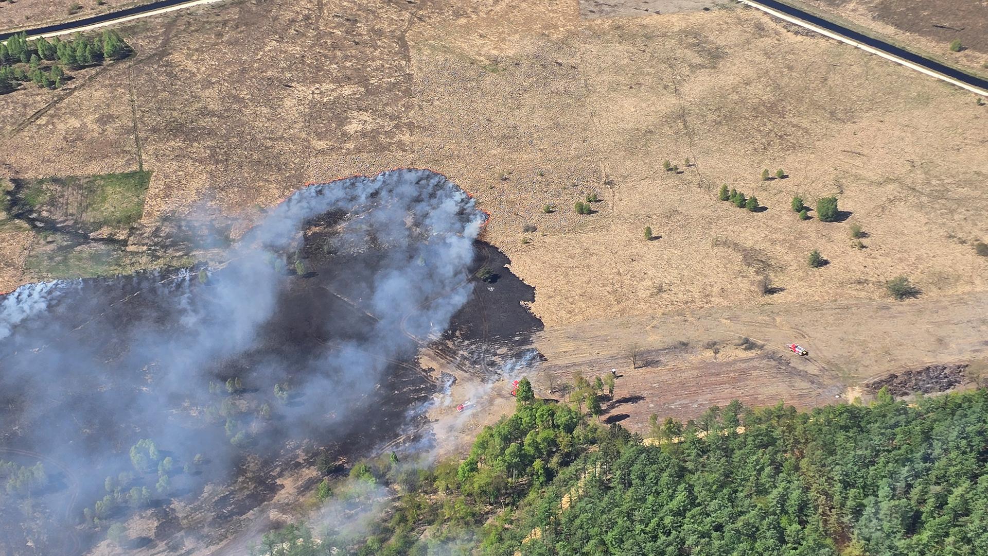 Eine Moorfläche brennt. | Privat