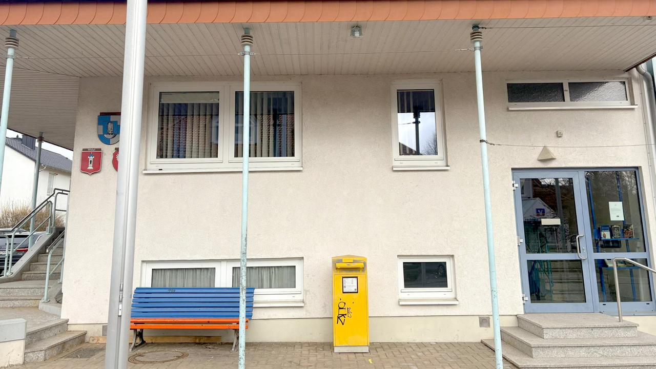 Eine Moskito-Box hängt vor dem Rathaus Adelebsen an einem Vordach.