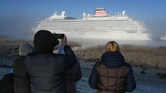 Die "Asuka III" wird über die Ems nach Eemshaven in den Niederlanden überführt.