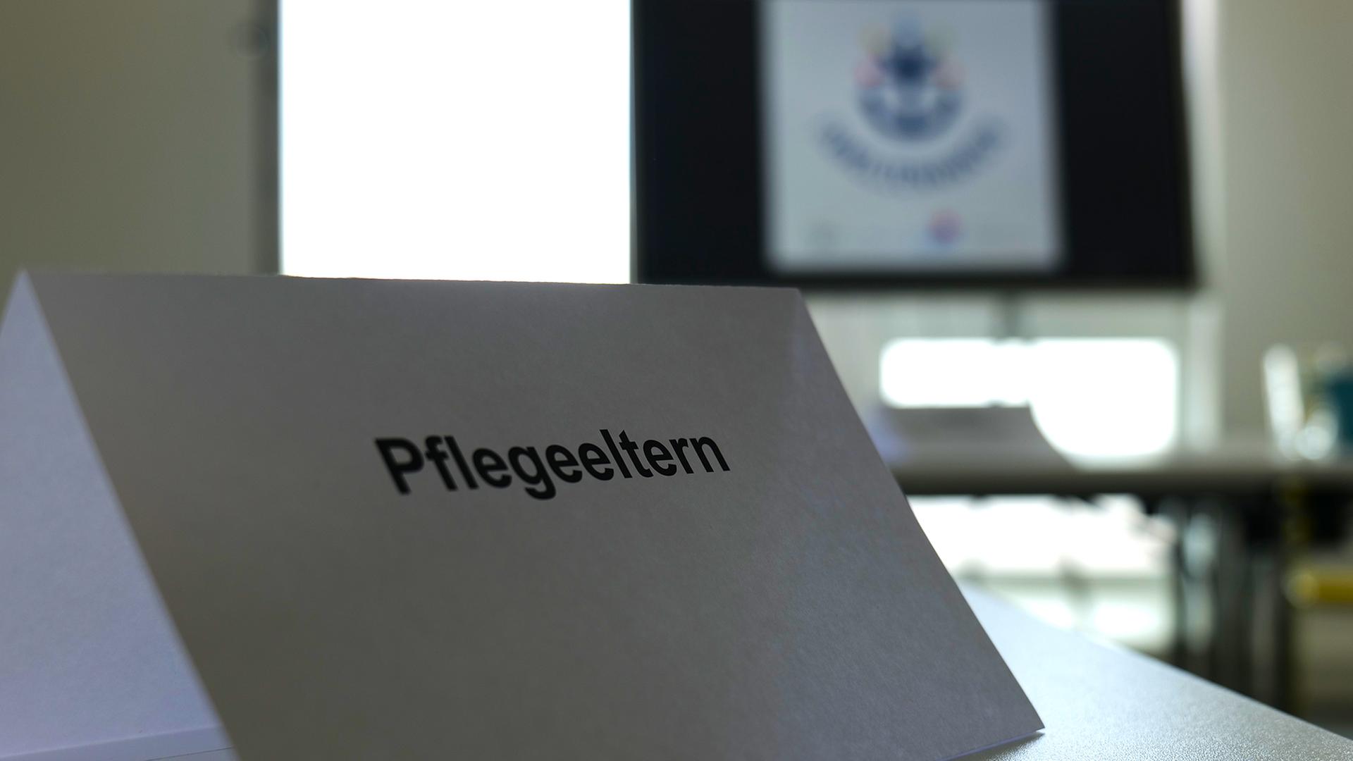 Auf einem Schild steht das Wort 