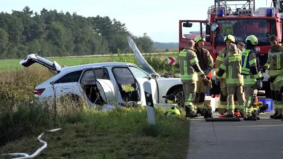 Ein Pkw steht nach einem Unfall bei Stavern auf einer Straße.