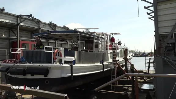 Die Senatsbarkasse "Senator" auf dem Trockendock.