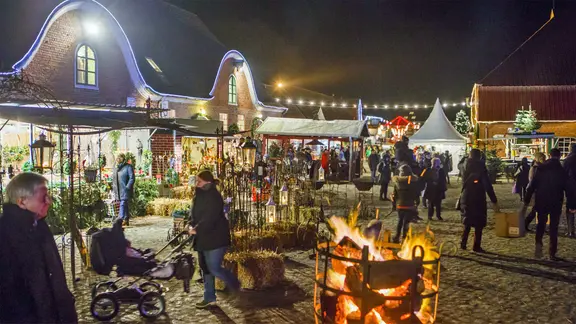 Mit 250 Ausstellern ist der Markt auf Gut Basthorst besonders groß. | imago, Lars Berg Weihnachtsmarkt auf Gut Basthorst