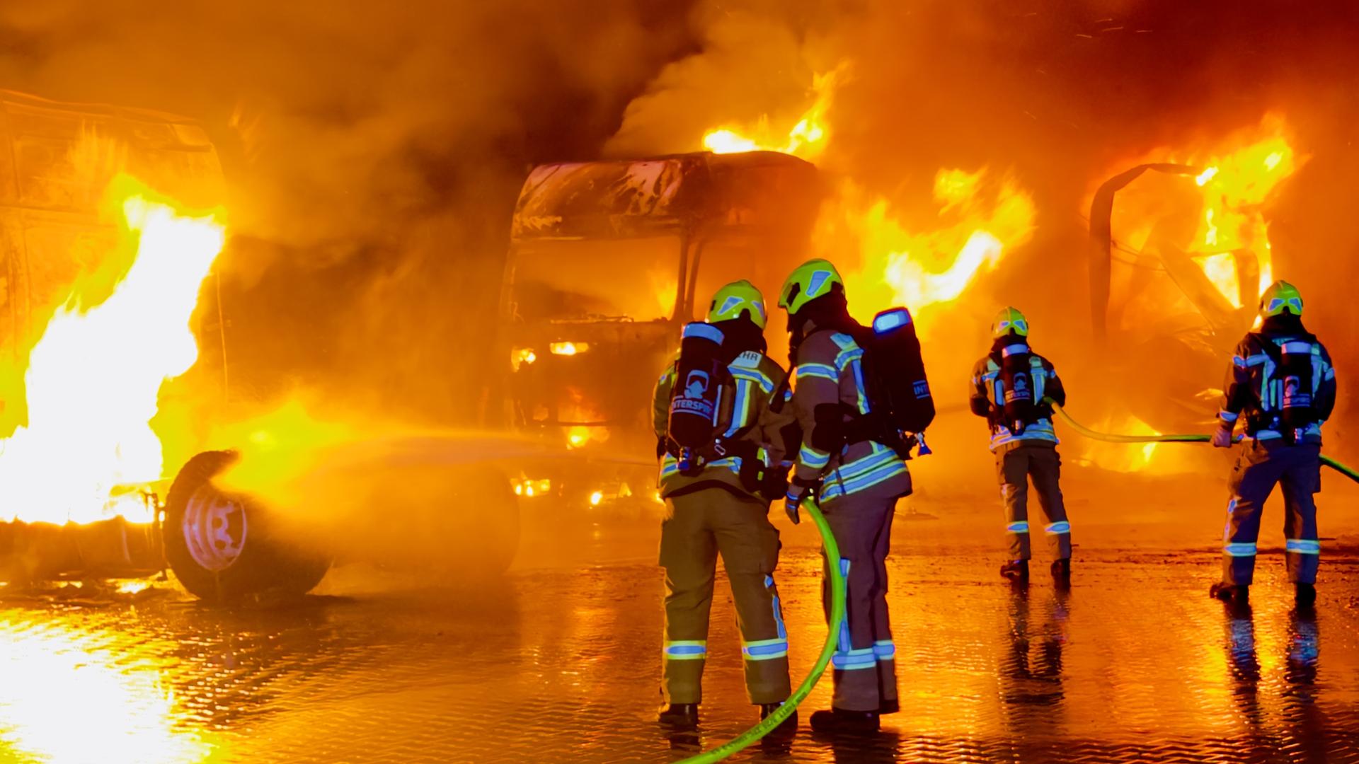 Brand in Gewerbegebiet in Ahlhorn: Zwei Lkw fangen Feuer