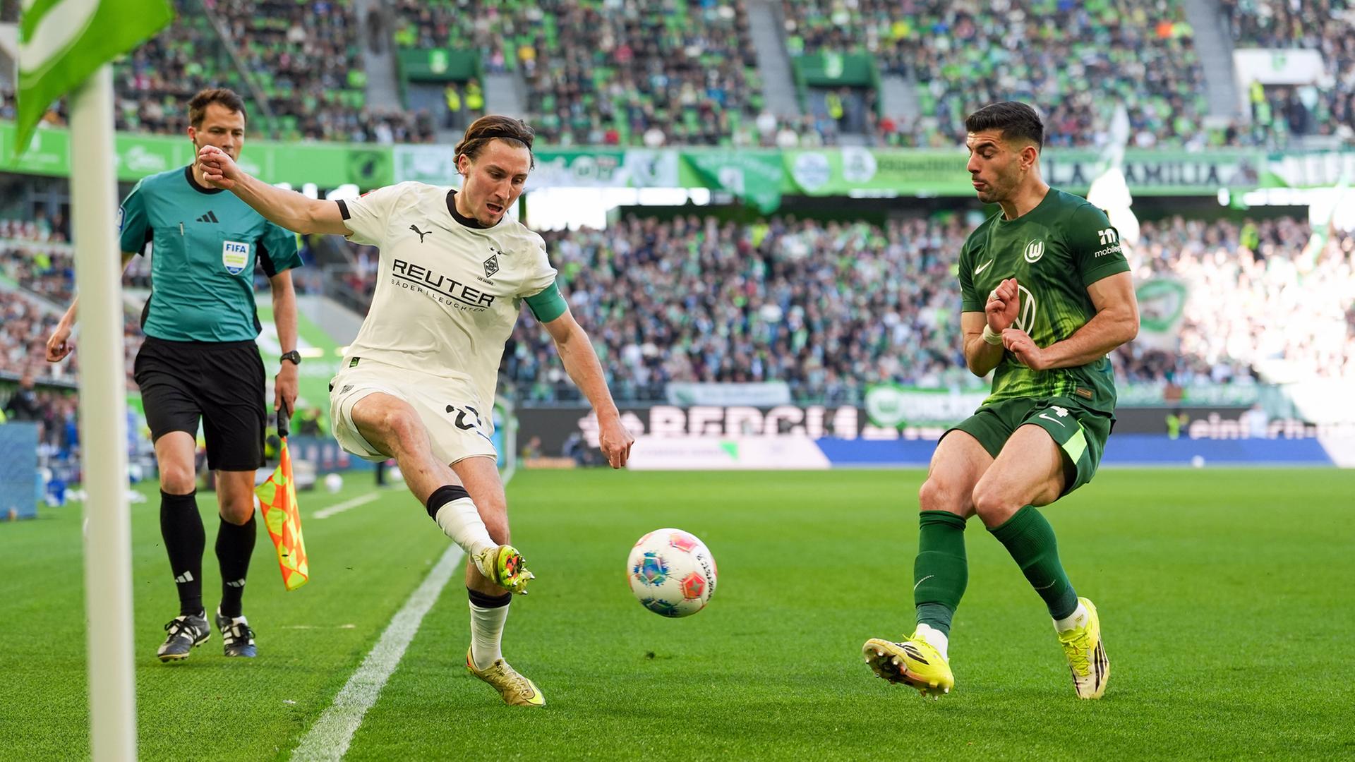 Wolfsburgs Konstantinos Koulierakis (r.) im Zweikampf mit Gladbachs Rocco Reitz | picture alliance/HMB Media | Scott W. Coleman