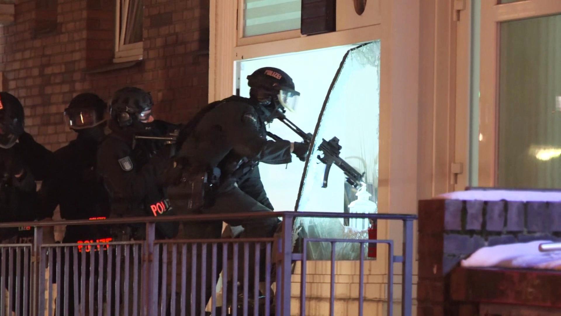 Hamburg-Dulsberg: Drogenrazzia in zwei Lokalen und einem Kiosk Hamburg-Dulsberg: Drogenrazzia in zwei Lokalen und einem Kiosk